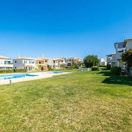 - Great Complex, Communal Pool * Pêra
